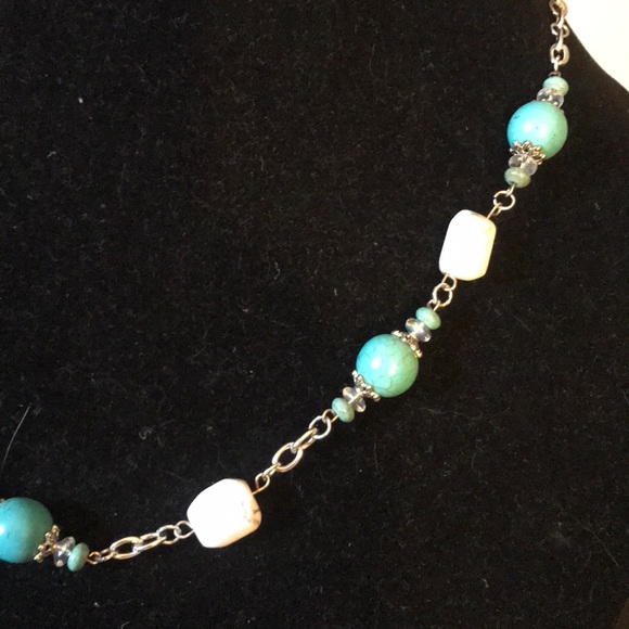 Handcrafted howlite and magnesite necklace - Picture 2 of 4
